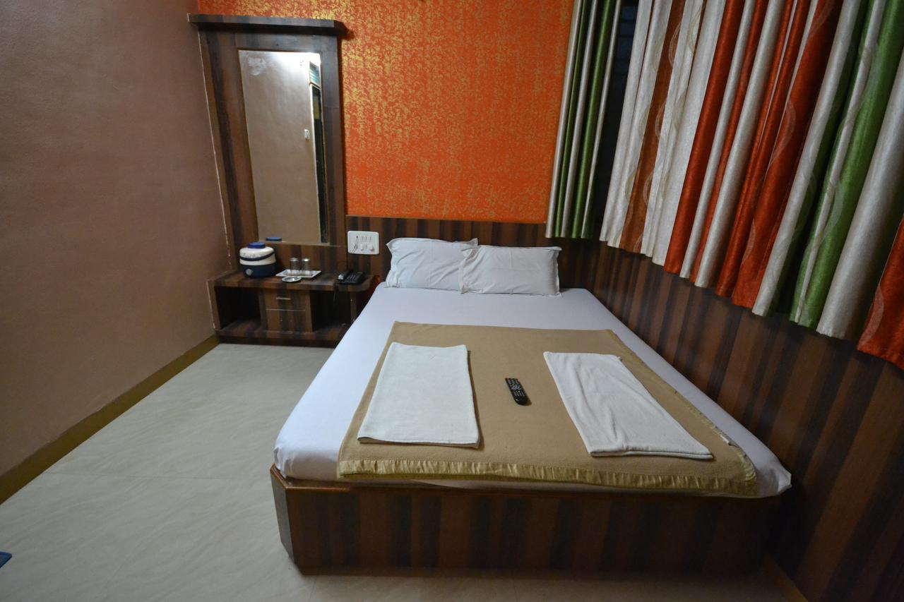 Hotel Sai Hari Prasad Shirdi Esterno foto